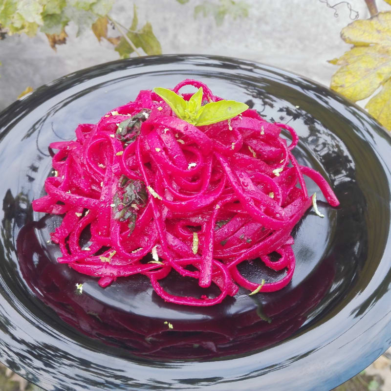 Pasta fresca con salsa de remolacha