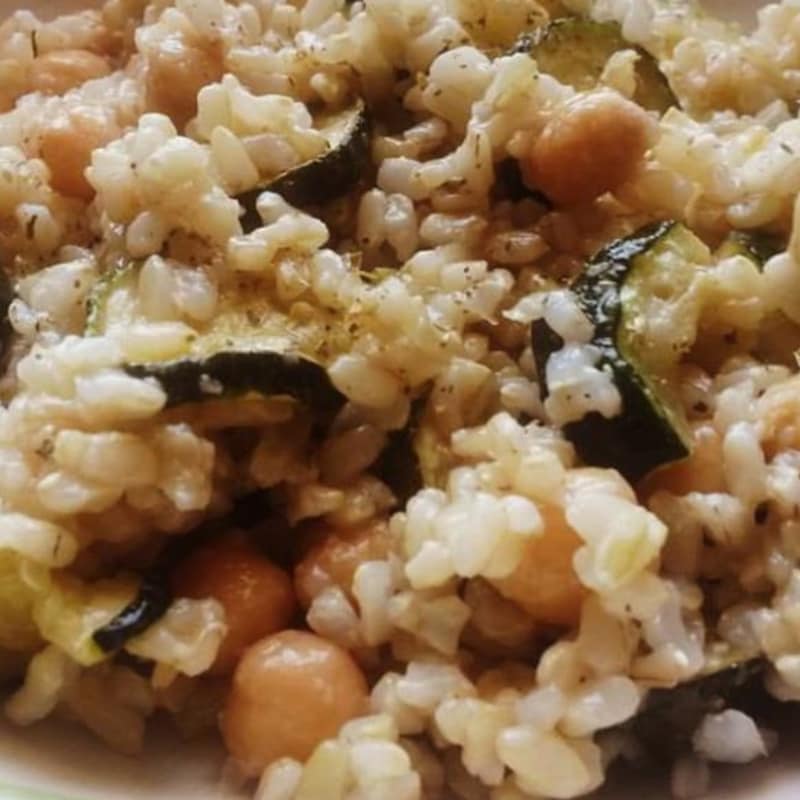 El arroz integral con garbanzos y el calabacín con hierbas provenzales y limón