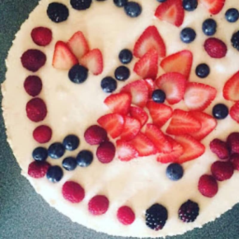 Yogurt cake and red berries