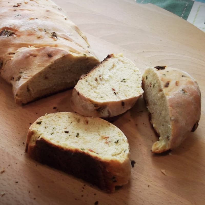 Pane rustico con pomodori e basilico