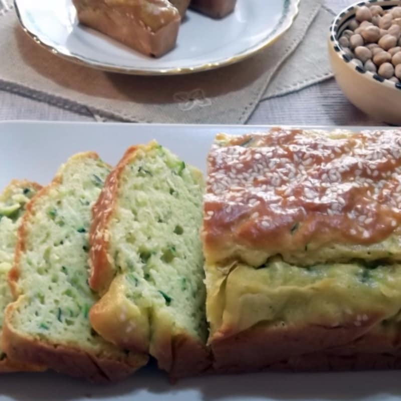 Torta del ciruelo salado con harina de garbanzos y el calabacín