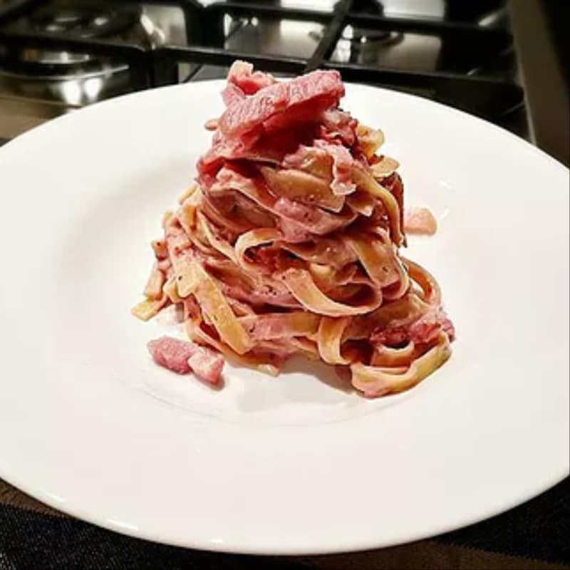 Linguine in crema di Fragolecrescenza con Guanciale croccante