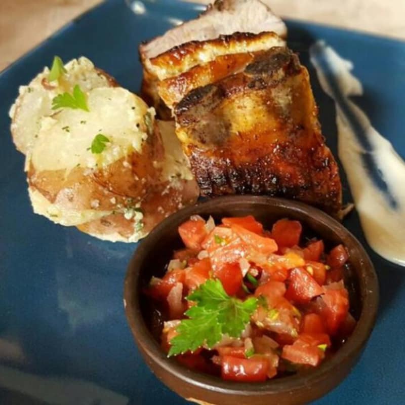 Costillar de cerdo al horno con papas y pebre