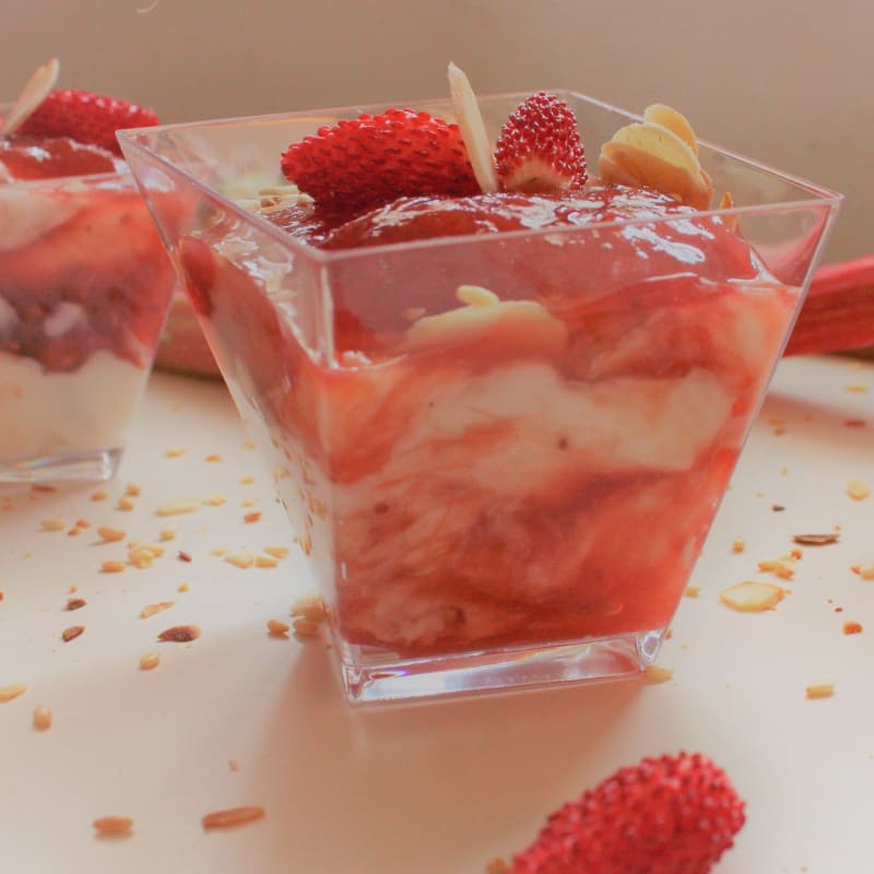 yogur cremoso con compota de fresas y ruibarbo