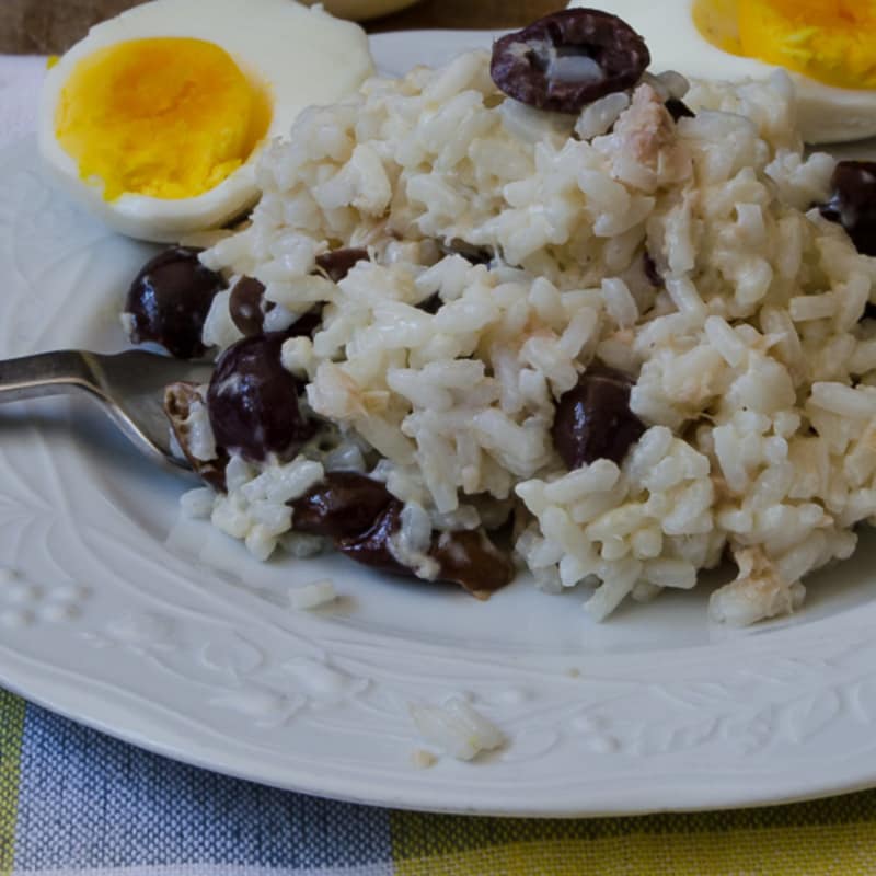 Insalata di riso tonno olive e uova sode