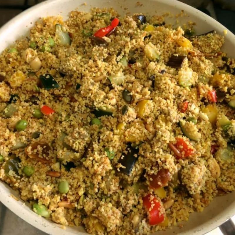 Cous cous con verduras, frutos secos, legumbres y especias