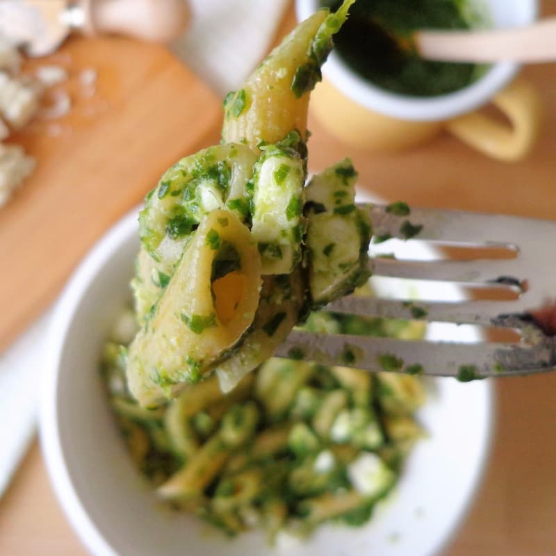 Pasta con pesto de espinacas y queso feta