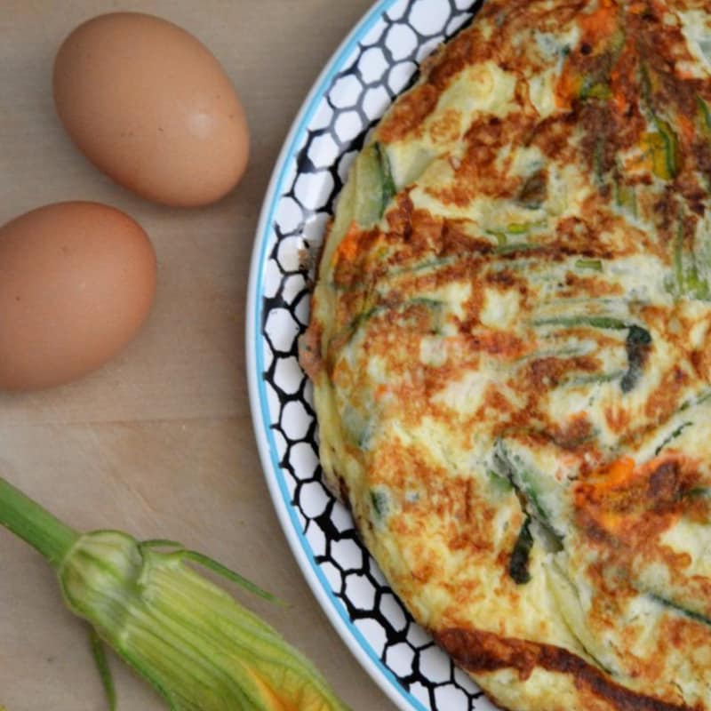 Frittata con calabacín, flores de calabacín, cebolla roja y menta fresca