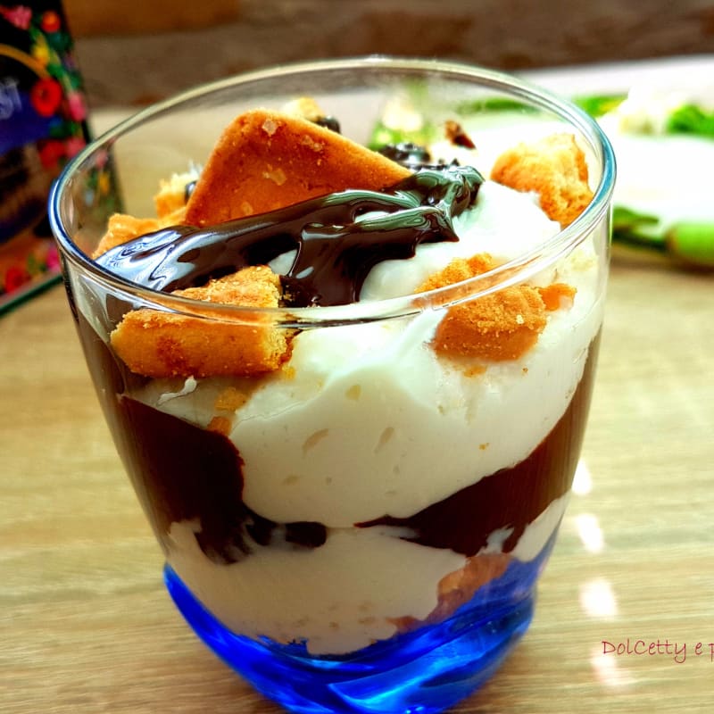 suave crema de queso y chocolate en vidrio