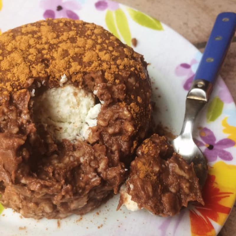 La harina de avena de coco durante la noche con el corazón