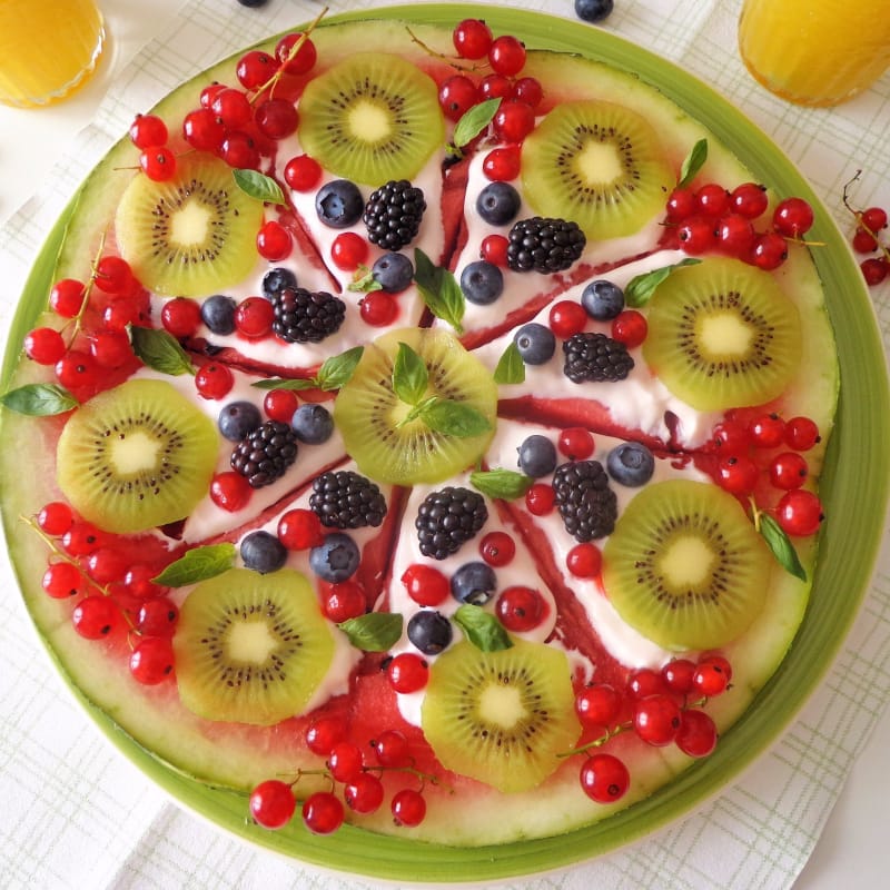 Pizza di anguria con frutta fresca e yogurt