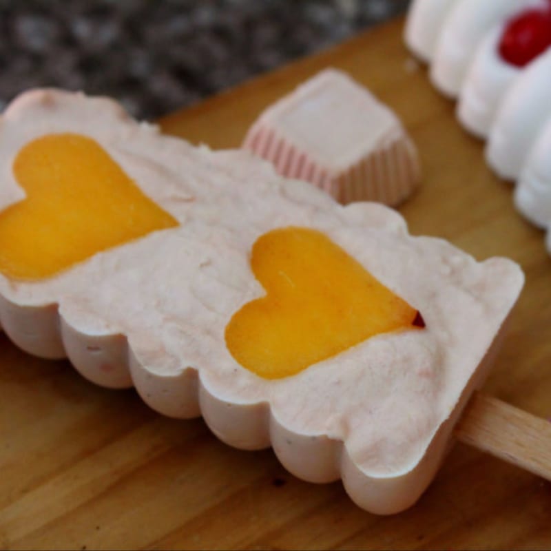 Ice cream on the vanilla steak with fruit