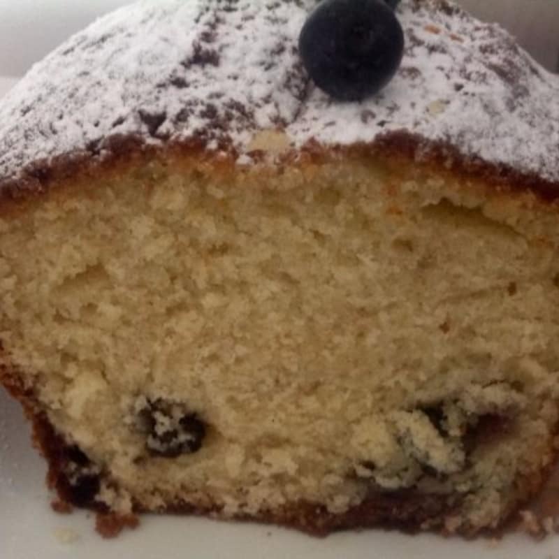 Plumcake with yogurt and fresh blueberries 7 jars