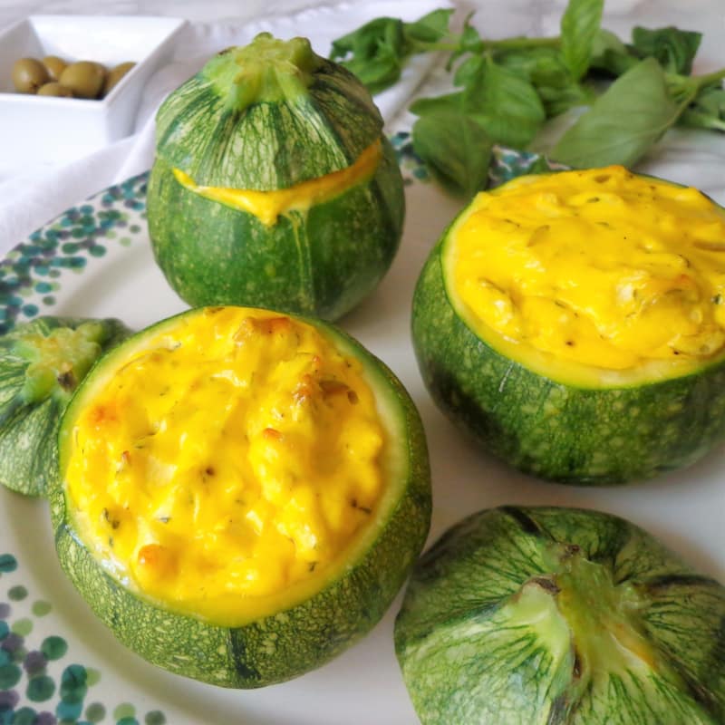 Zucchini stuffed with cheese to the olives and herbs