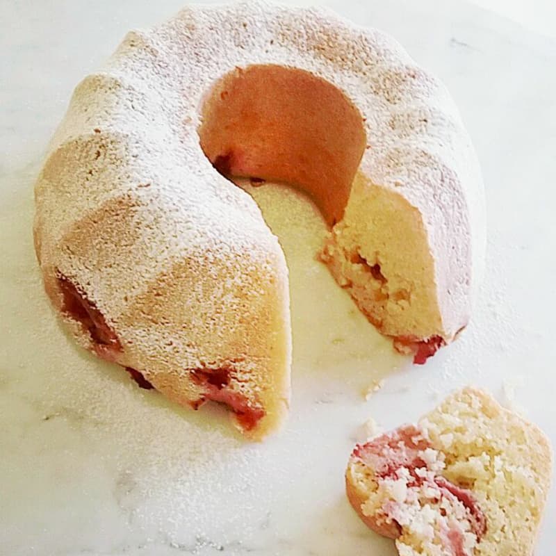 Bundt cake with plums