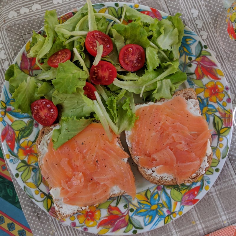 Tostadas con salmón ahumado alimentación limpia
