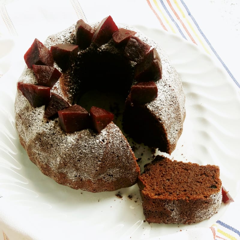 Bundt cake with beetroot