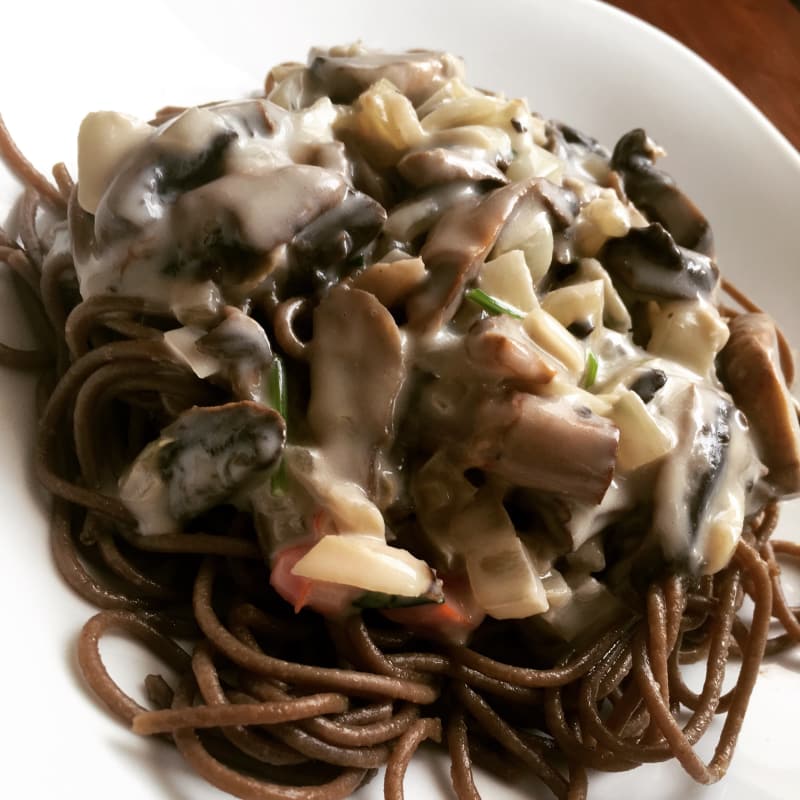 pasta integrale con salsa di funghi