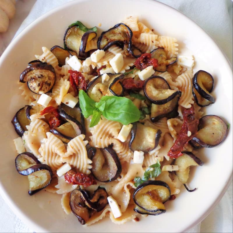 Pasta con melanzane, pomodori secchi e feta