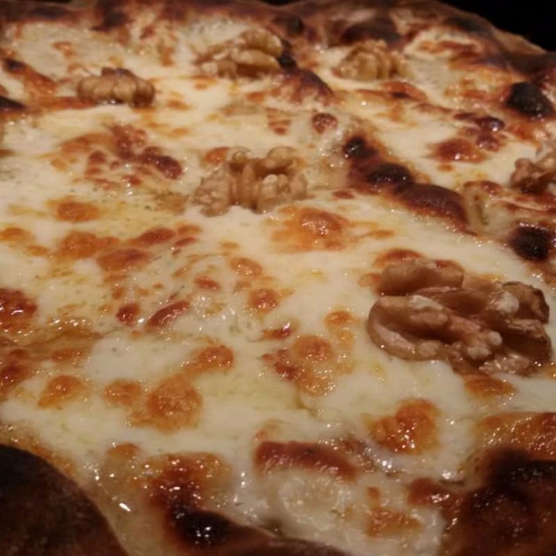 Gorgonzola pizza and nuts
