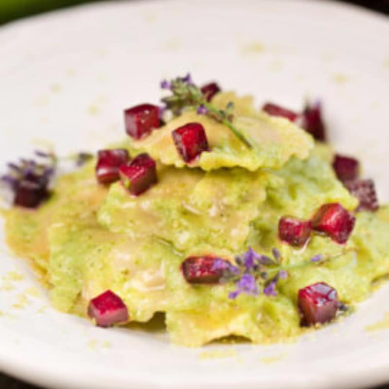 Vegan ravioli of spelled, cream of ginger zucchini and red fennel