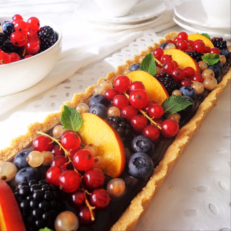 tarta de coco con crema de chocolate y fruta fresca