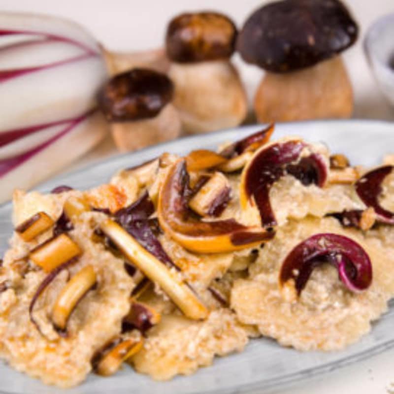 Ravioli al Brasato di seitan con Crema di Porcini e Radicchio rosso