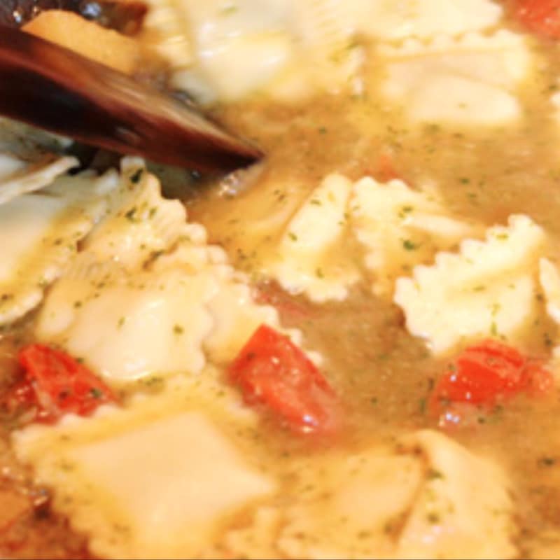 Ravioriselli Spalmarisella y espinacas con pesto de hierbas silvestres