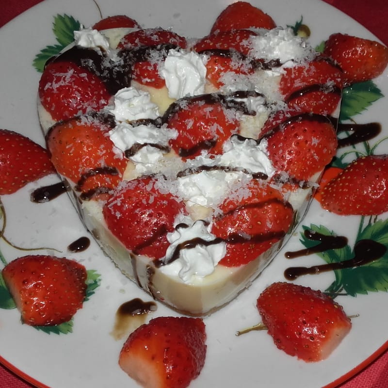 Pastel de pudín de vainilla y fresa con chocolate y coco