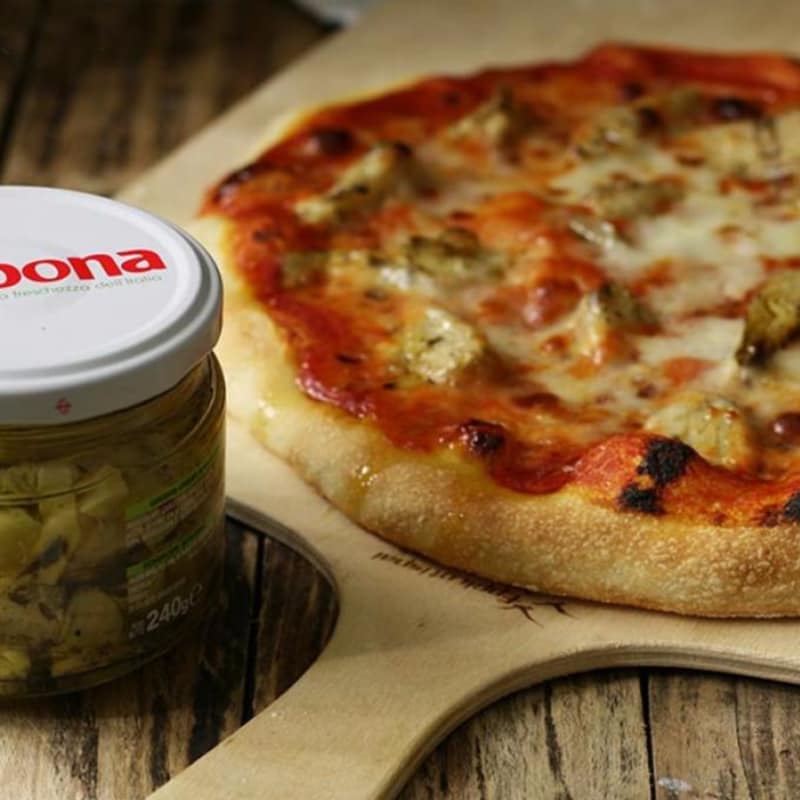 Pizza with artichokes