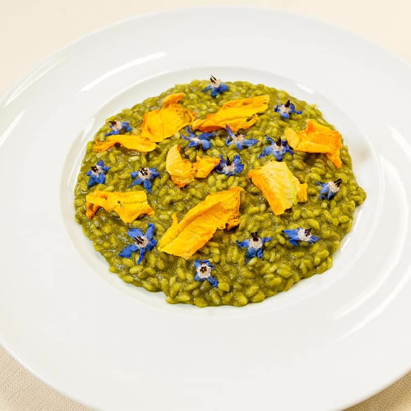 Risotto con flan de espinacas y flores comestibles