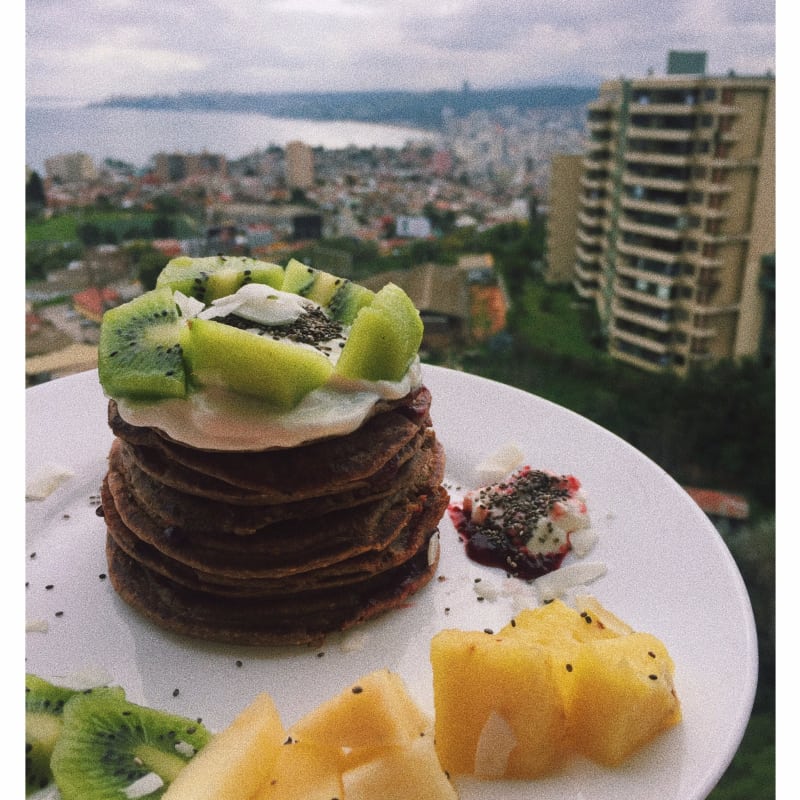 Pancakes de Avena, Cacao y Frutas.