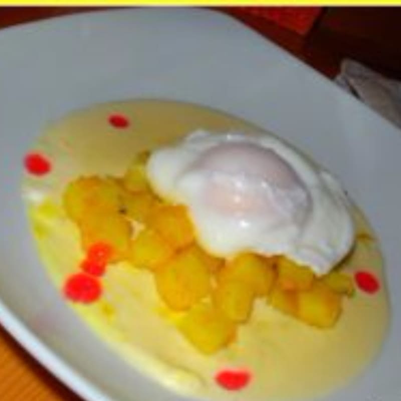 Melon fondue, poached egg, turmeric potatoes and currant mayonnaise