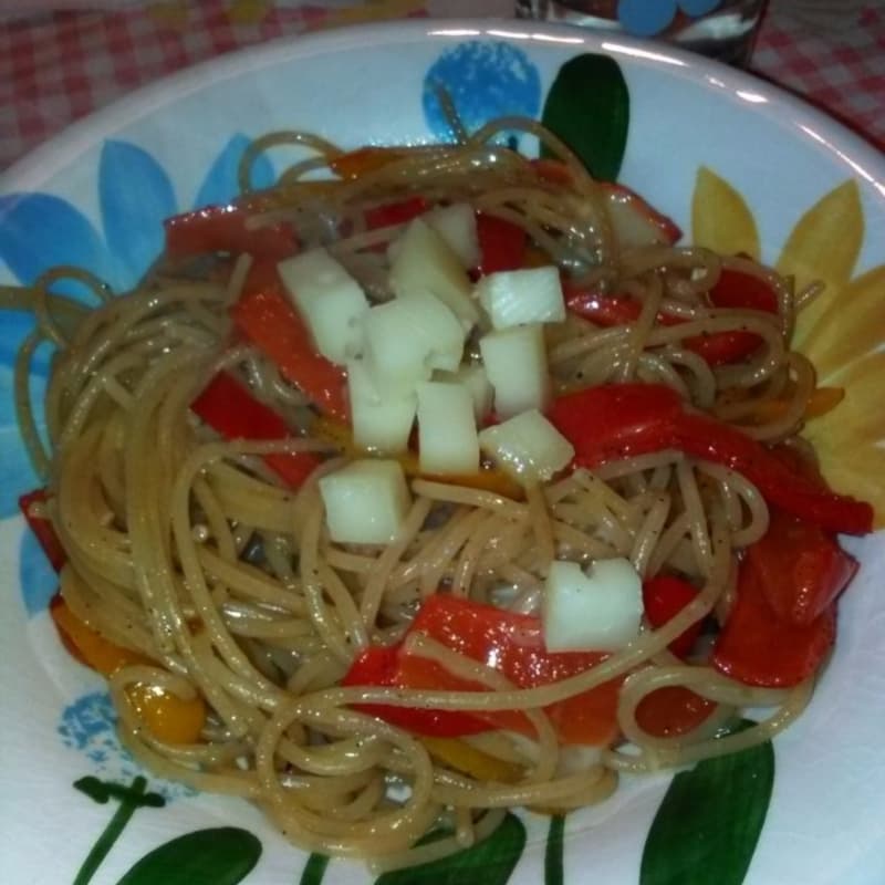 Spaghetti integrali con peperoni e Caciocavallo