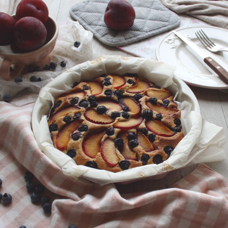 tarta suave con ciruelas y arándanos sin mantequilla