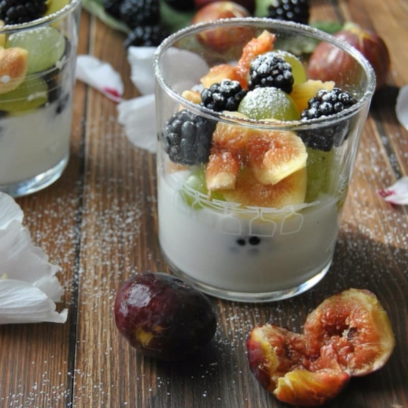 Pequeñas tazas con crema de mascarpone y fruta fresca