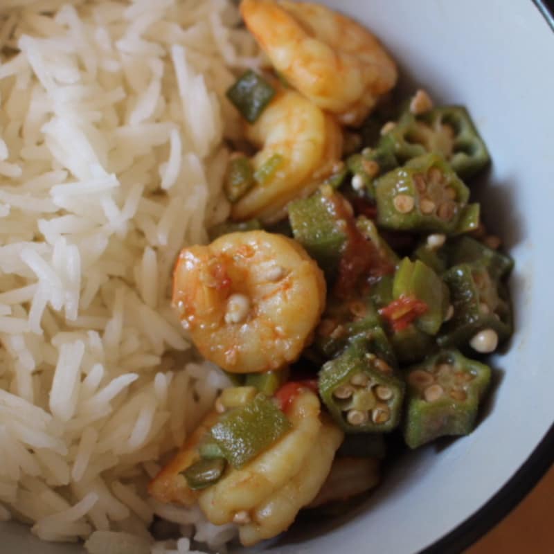 Gumbo di okra e gamberi