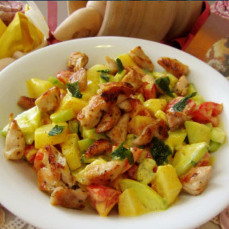 ensalada de pollo y patata con el yogur y la cúrcuma