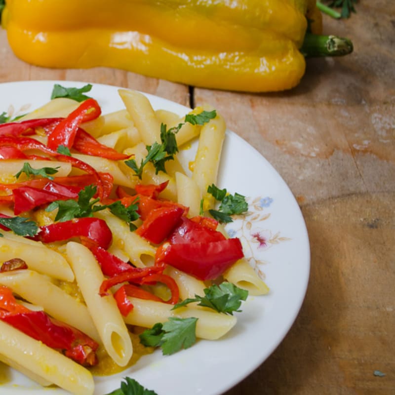 Pasta con crema de pimientos con jengibre y cúrcuma