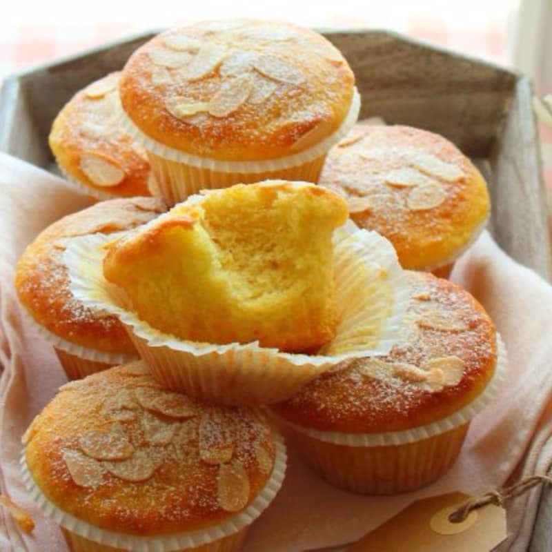Soft cakes with yogurt, lemon and almonds without butter