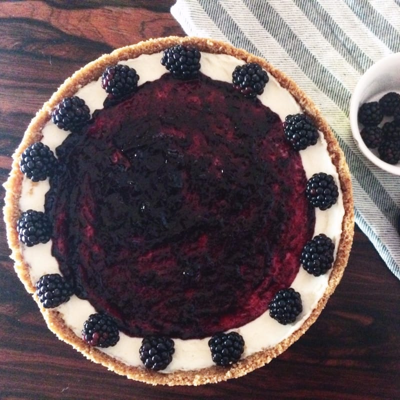 Pastel de queso y moras