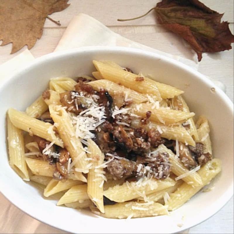 Pasta con champiñones frescos y salchichas