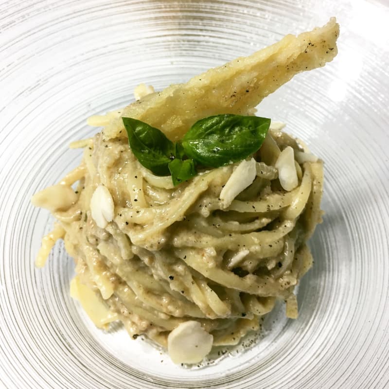 Spaghetti with pesto of aubergines and almonds