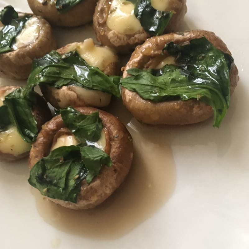 Champiñón relleno con queso y espinaca