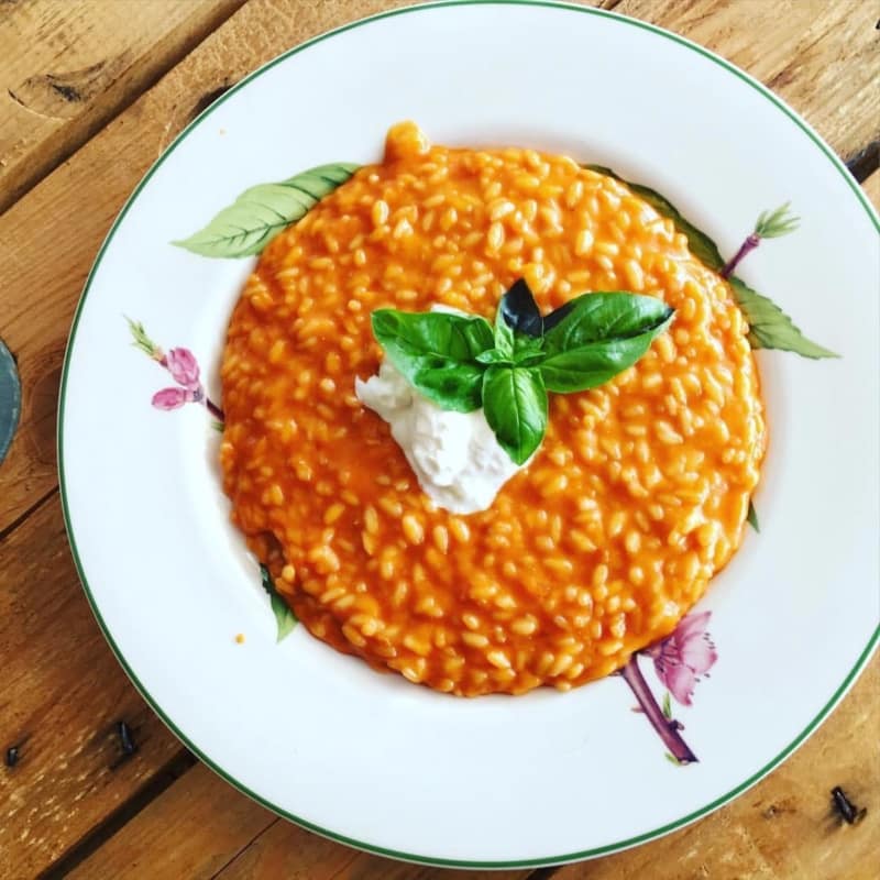 Tomate y albahaca risotto con burrata