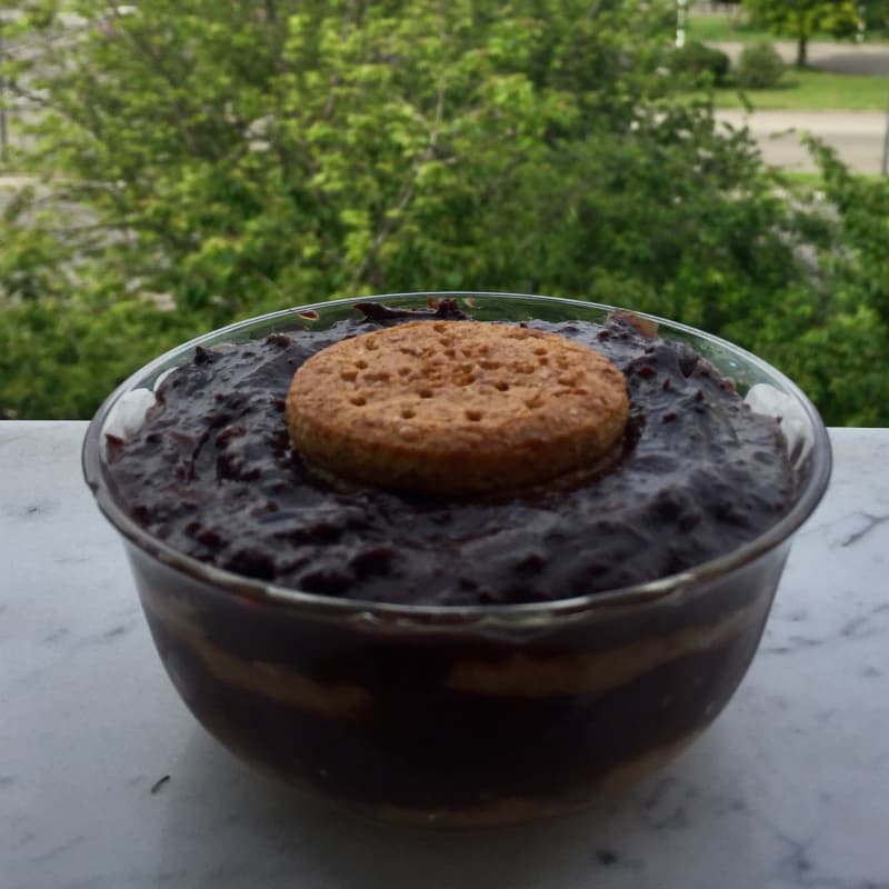 Nesquik pudding with biscuits