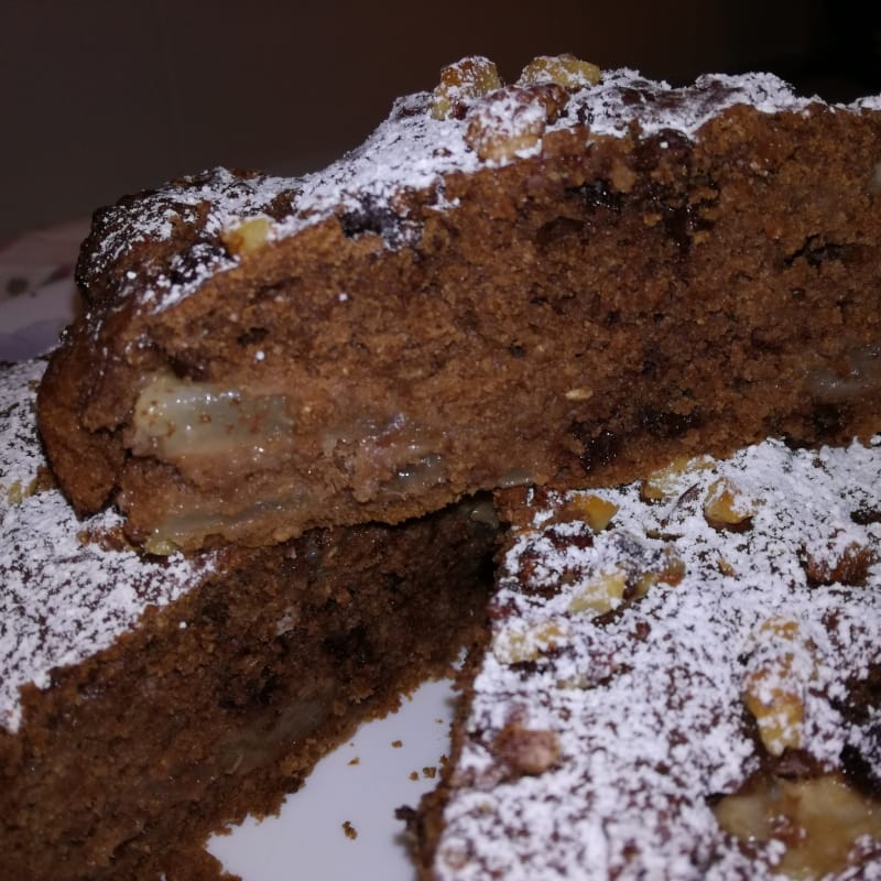 torta de cacao y peras con gotas de chocolate