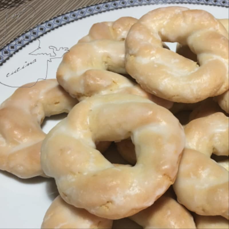 Taralli palermitani with lemon icing