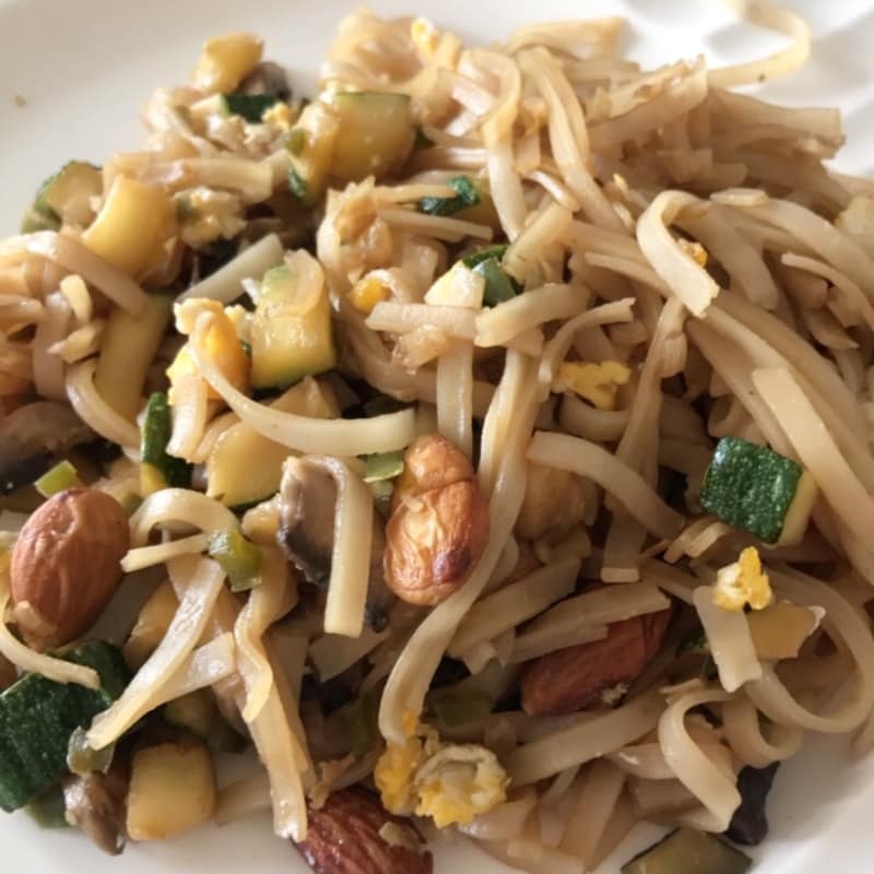 Sautéed rice noodles with vegetables and almonds