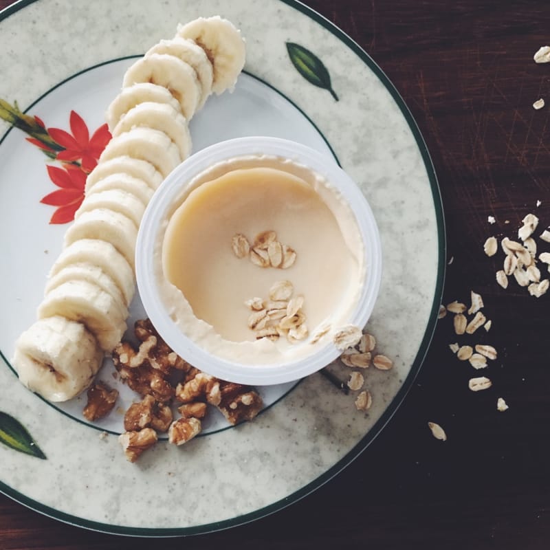 Yogur, frutos secos y plátanos